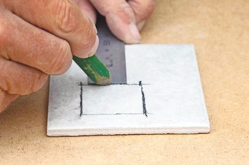 Laatat putken ympärille: Reikä laatan keskelle Laatat putken ympärille: Reikä laatan keskelle